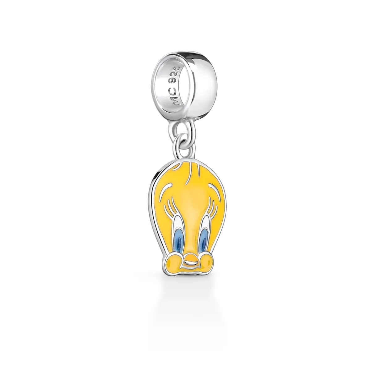 Charm de prata com o desenho lateral do Piu Piu, fotografado por Fabio Cancela, especialista em fotografia de joias.